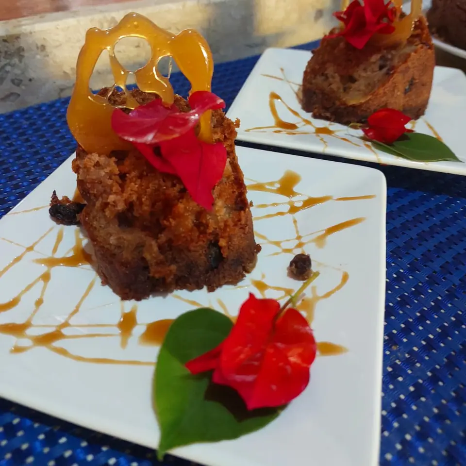 Bolo com renda de caramelo e flor de buganvília, servido no café da manhã