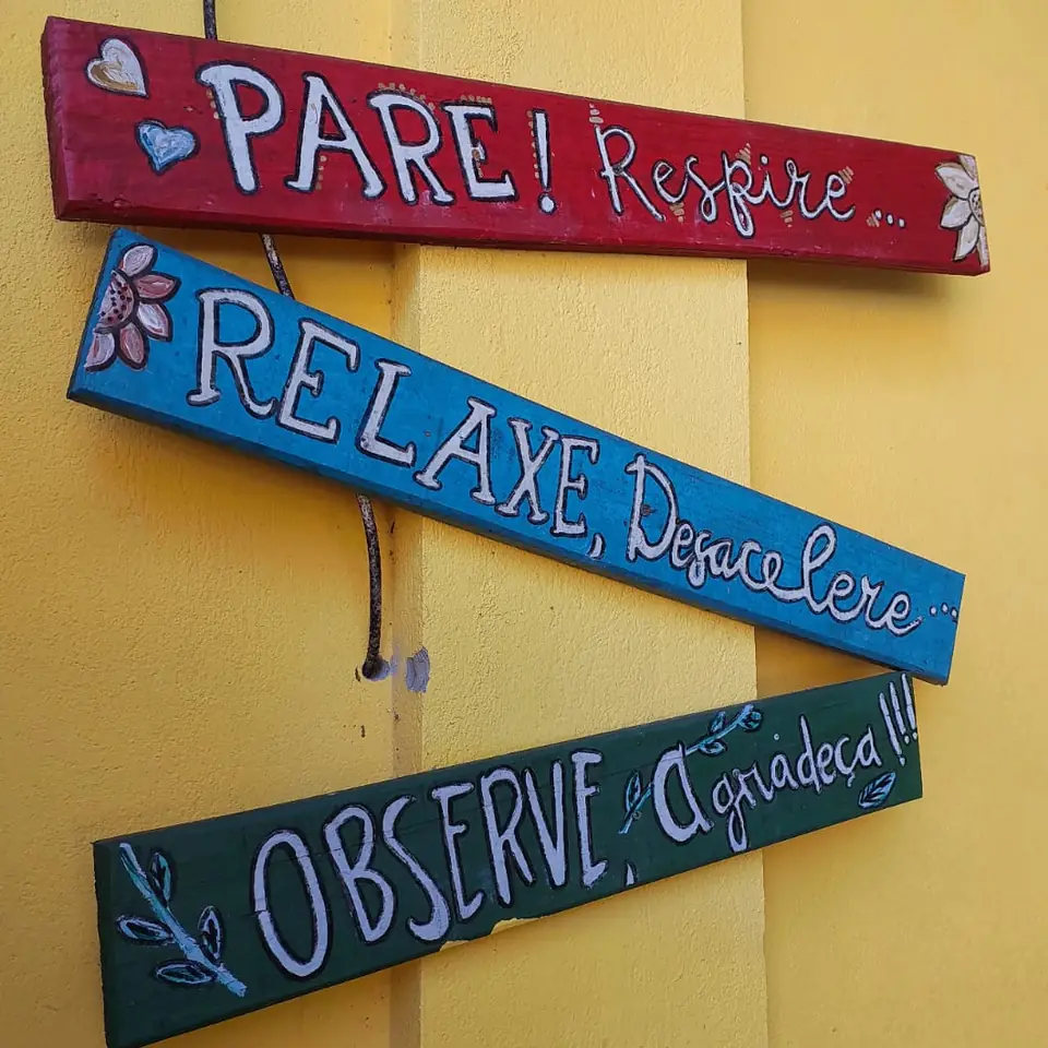 Placas coloridas pintadas à mão